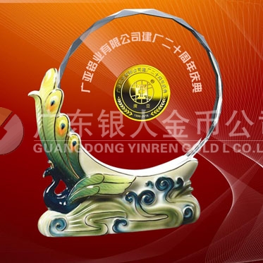 2016年4月定制　廣亞鋁業(yè)集團(tuán)20周年慶紀(jì)念章鑲水晶擺件定制